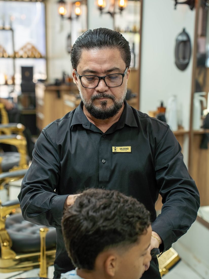 Veras atendendo um jovem cliente