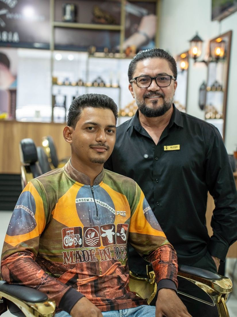 Cliente sorrindo na cadeira ao lado do Veras