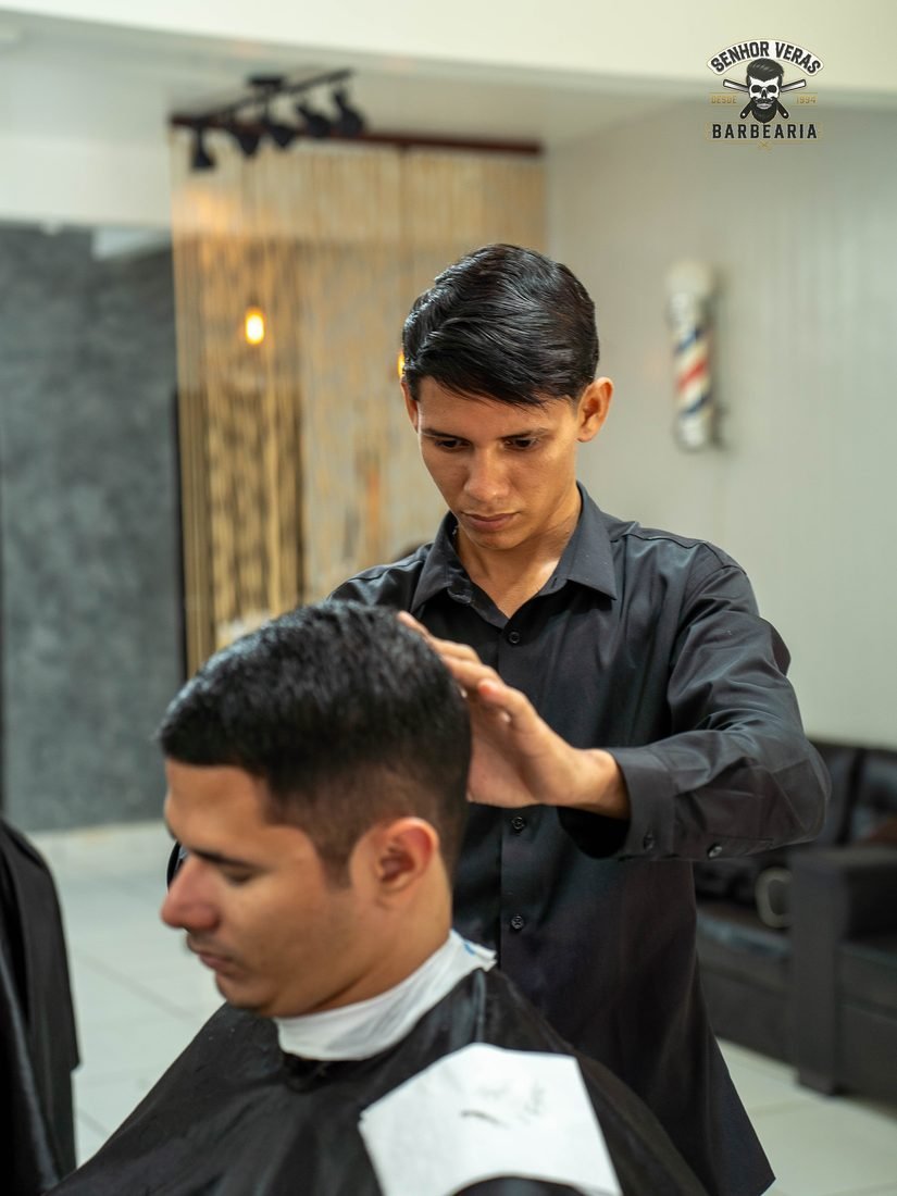 Barbeiro preparando o cabelo do cliente