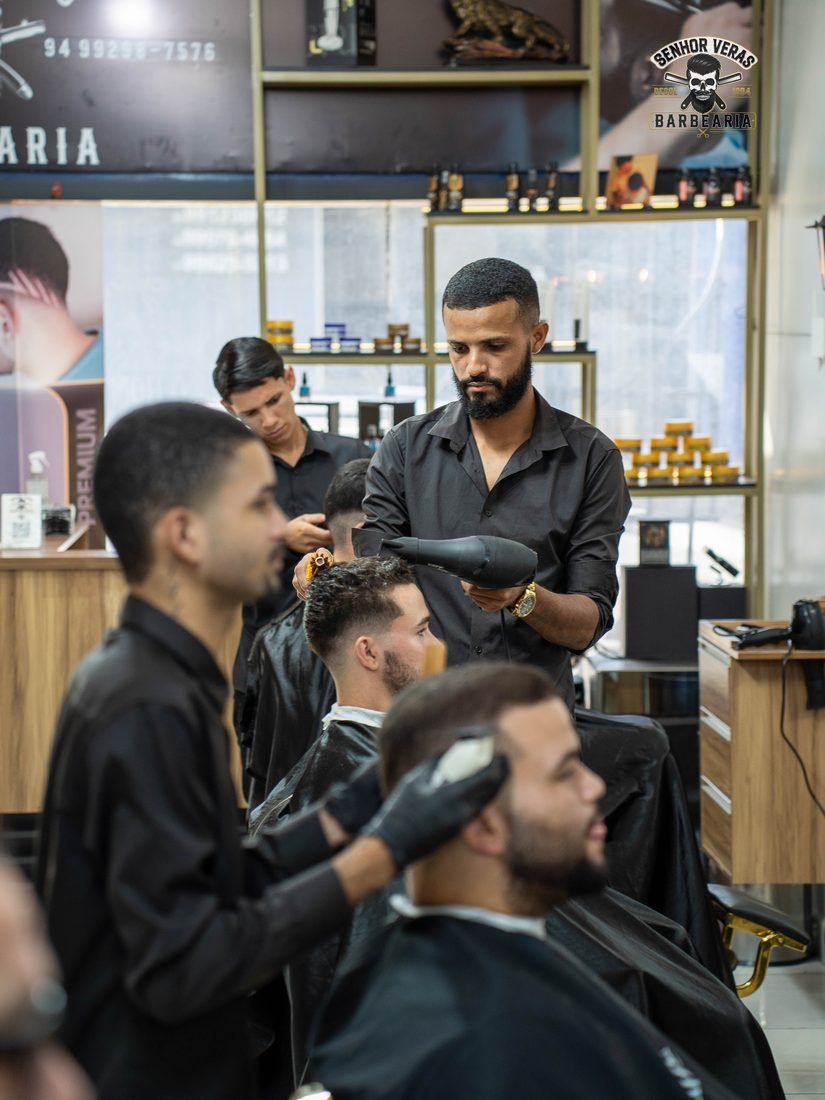 Vários atendimentos acontecendo ao mesmo tempo na barbearia
