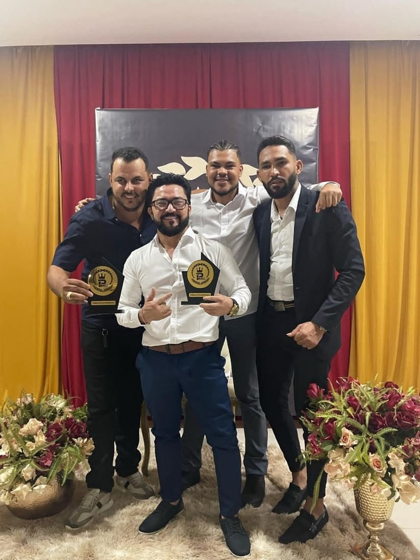 Veras e equipe com os troféus do Prêmio Master Empresarial